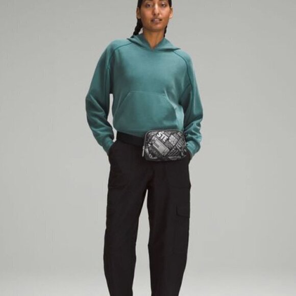 * NWT Lululemon Everywhere Belt Bag 1L *Manifesto Print - Black/Silver - Picture 2 of 10